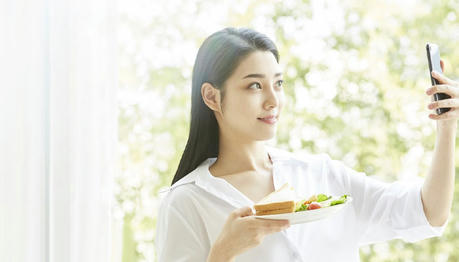 美肌に効く食事と栄養素｜毎日の食生活で内側から輝く肌を作る