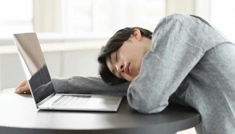 💤睡眠不足が招く5つの危険｜すぐにできる改善法